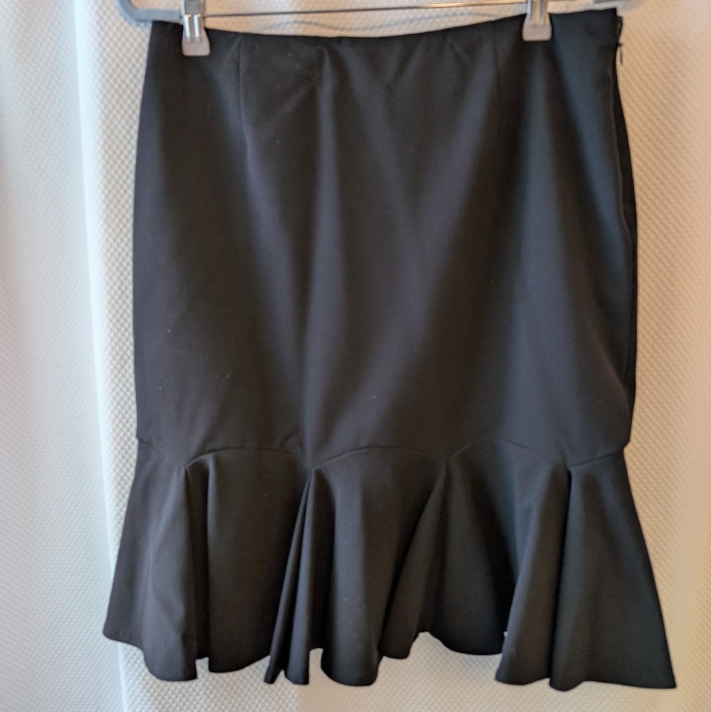 Nine West black trumpet skirt - size 6 (measurements below)
